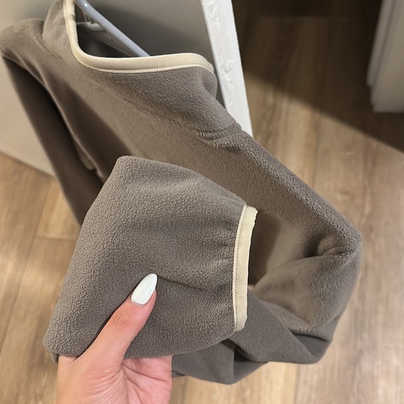 Aritzia TNA fleece zip-up - Picture 4 of 4